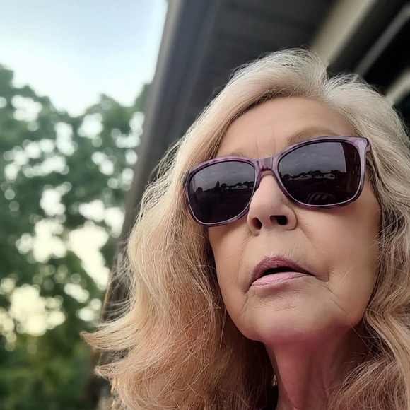 Meet your Posher, Chryssa - Picture 3 of 4